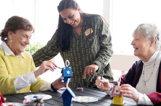 Foto de Brightview Senior Living de: Enjoying some arts and crafts with our residents