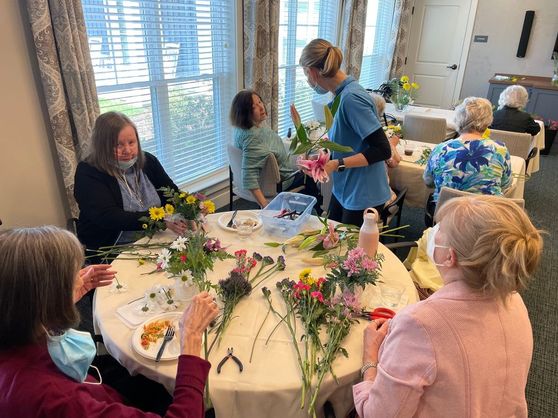 Foto de Brightview Senior Living de: Making bouquets.