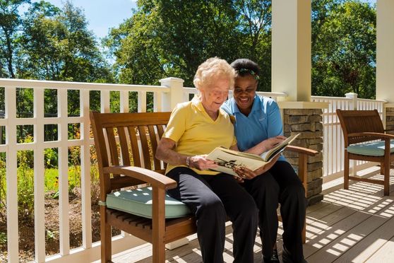 Foto de Brightview Senior Living de: Reading time!