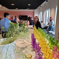 Foto de Husch Blackwell de: Our Kansas City office hosted a fun and creative event where attorneys and business professionals crafted their own custom flower bouquet to take home for themselves or a give to a loved one.