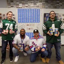 Foto de Dealertrack by Cox Automotive de: Team members leveraged the Super Bowl to benefit the community, donating 200+ cans of soup to benefit Island Harvest’s food pantry in the office’s Souper Bowl contest.