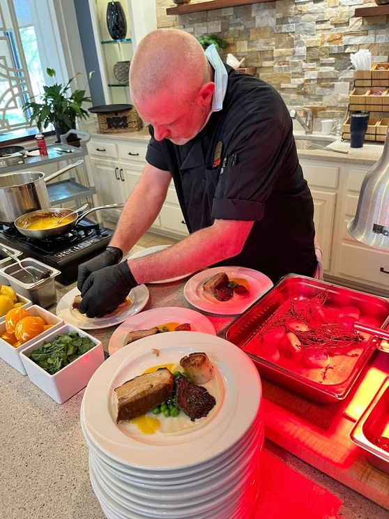 Foto de Brightview Senior Living de: Preparing restaurant quality food.