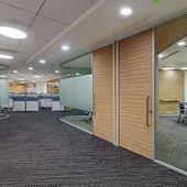 Foto de OpenText de: work bay