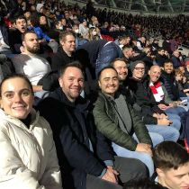 Foto de Firstup de: Enjoying a game together